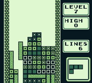 Ekran rozgrywki w Tetrisie z zapisem aktualnej punktacji i rekordu. "Tetris" (CC BY 2.0) by Conor Lawless