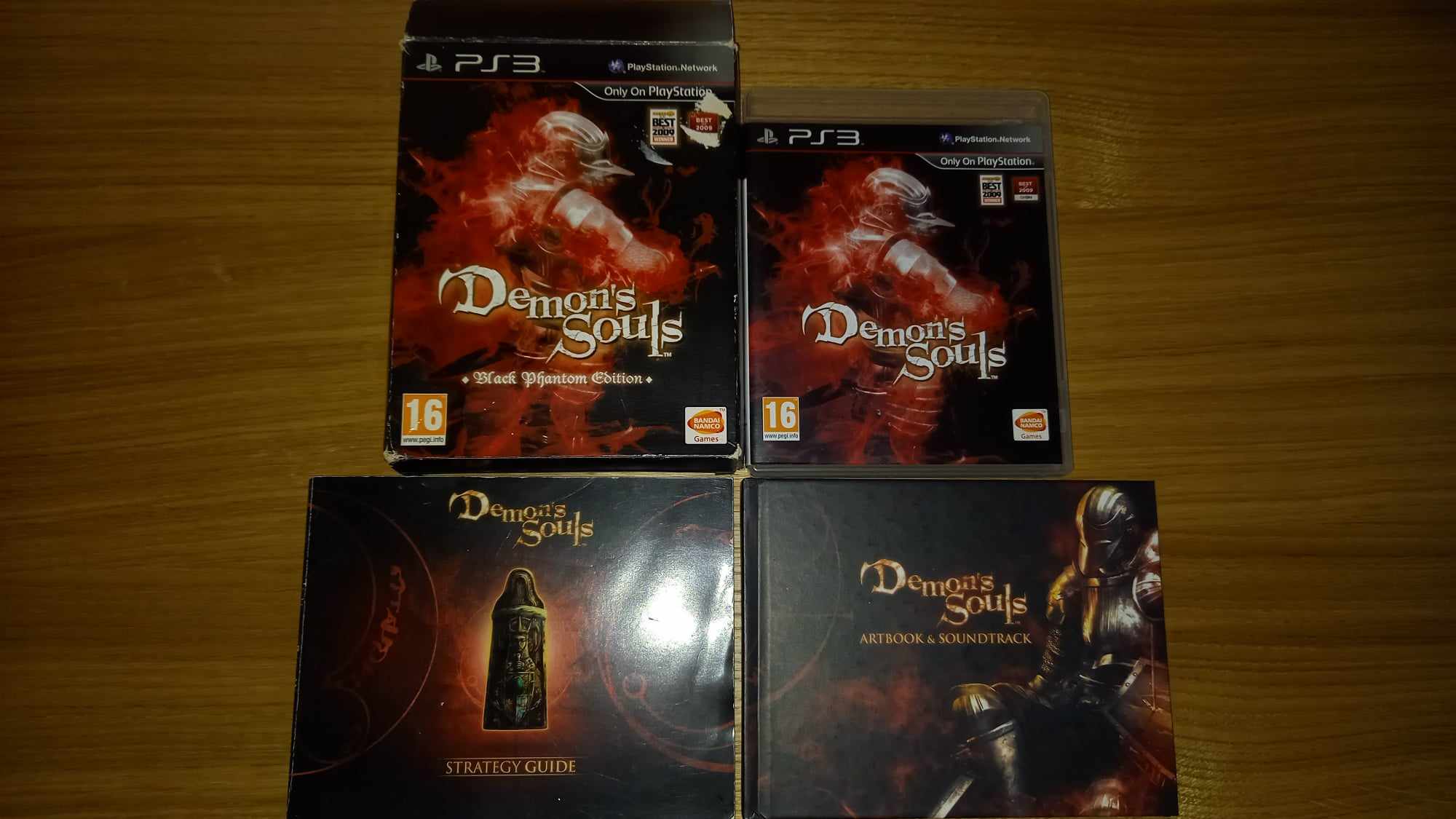 <em>Demon's Souls Black Phantom Edition zawiera grę, artbook, ścieżkę dźwiękową na CD oraz przewodnik po grze. Grafika prywatna.</em>