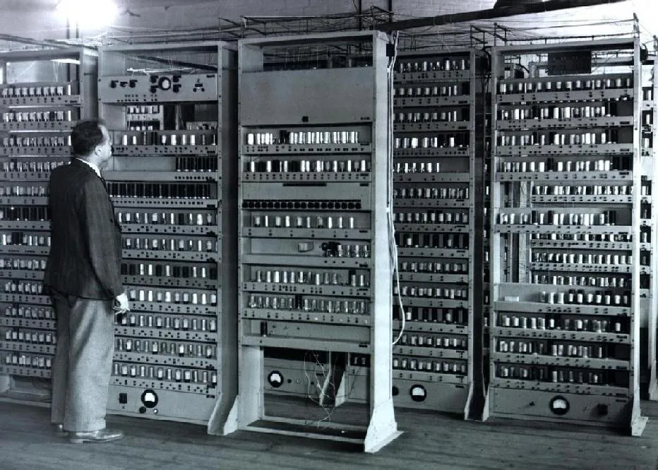 Mainframe EDSAC. By Wikimedia Commons.