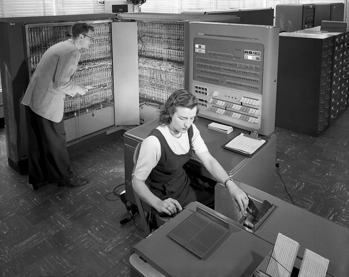 Komputer klasy mainframe - IBM 704. Domena publiczna.