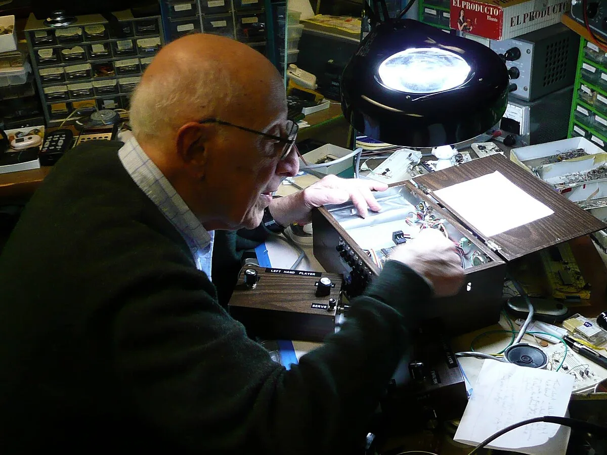 Ralph Baer pracujący nad reprodukcją Brown Box, 2010. By Rolenta.